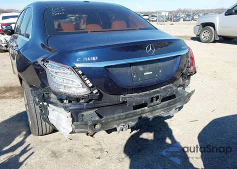 2016 Mercedes-Benz C 300 4Matic z USA, uszkodzony, nr VIN 55SWF4KB4GU154333